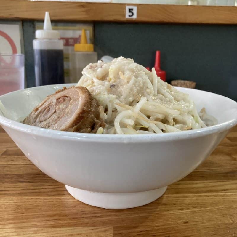 豚レンジャーのラーメン ミニの着丼 背脂とヤサイの山とチャーシュー