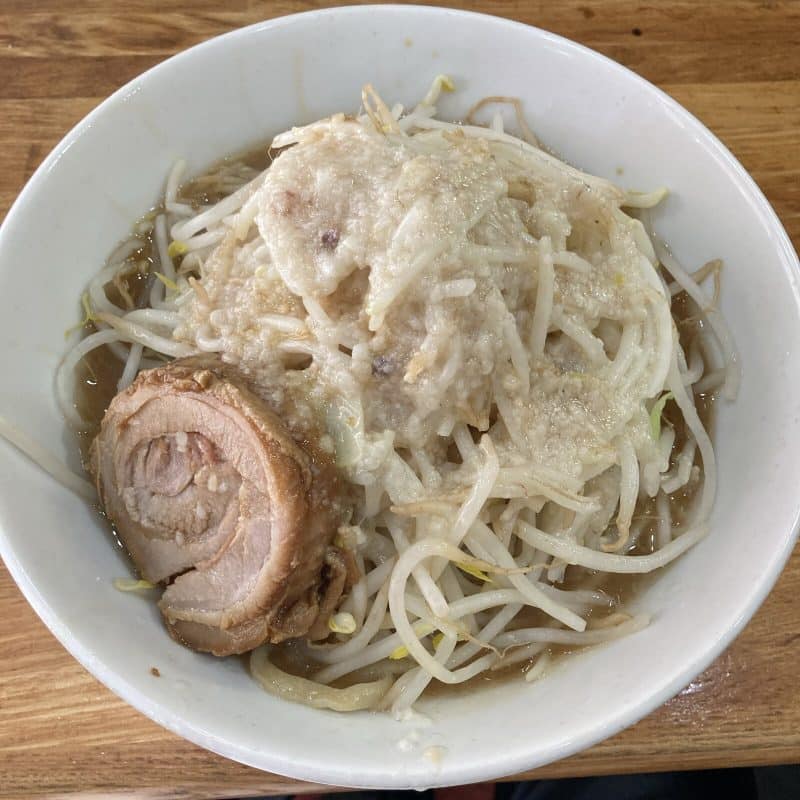 豚レンジャーのラーメン ミニを真上から ヤサイと背脂とチャーシュー1枚