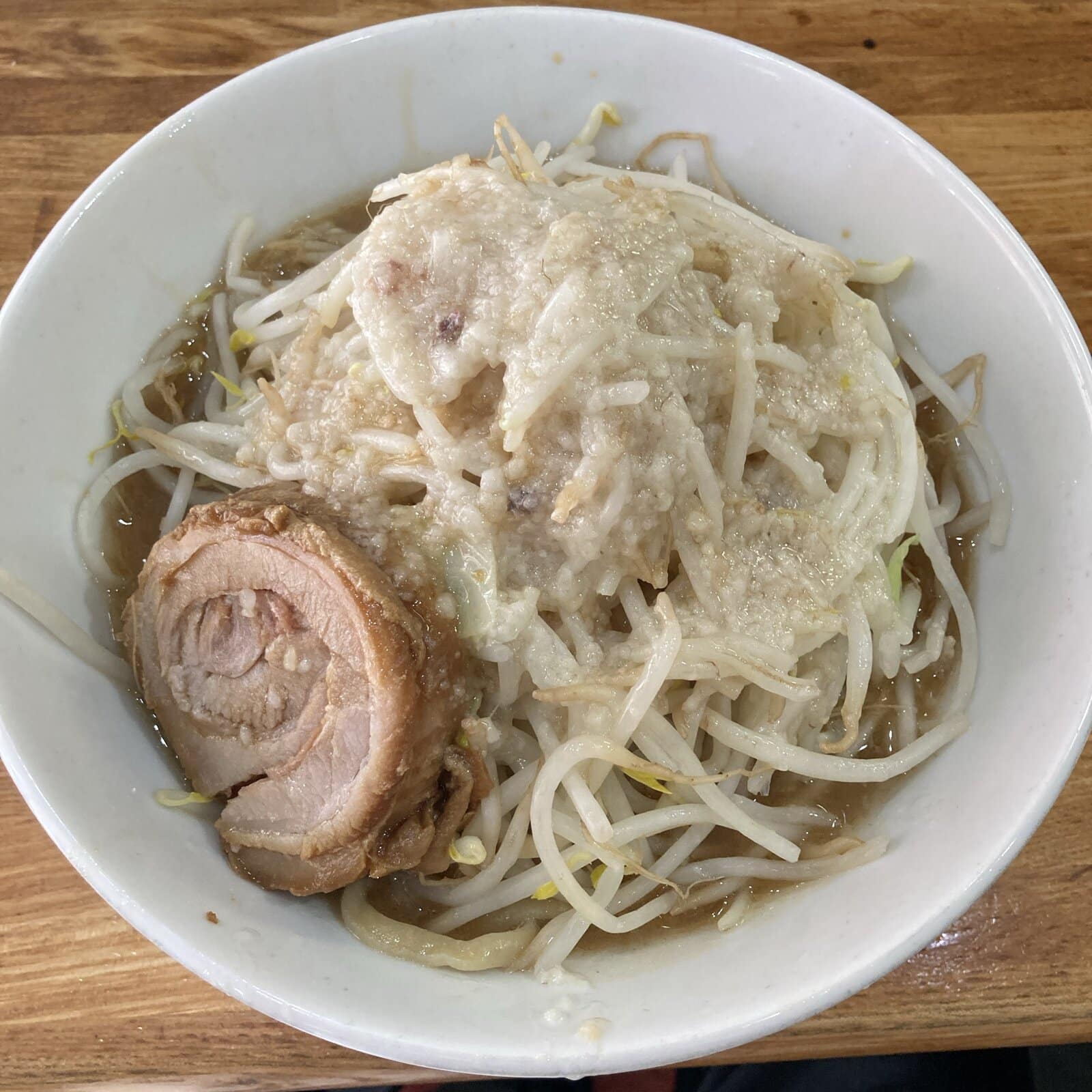 豚レンジャーのラーメン ミニを真上から ヤサイと背脂とチャーシュー1枚