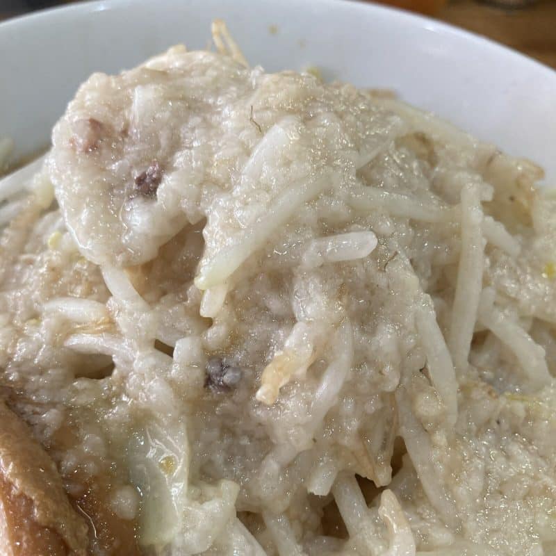 豚レンジャーのラーメン ミニの背脂に覆われたヤサイのアップ