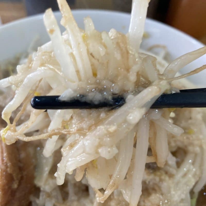豚レンジャーのラーメン ミニのモヤシとキャベツを箸で持ち上げる