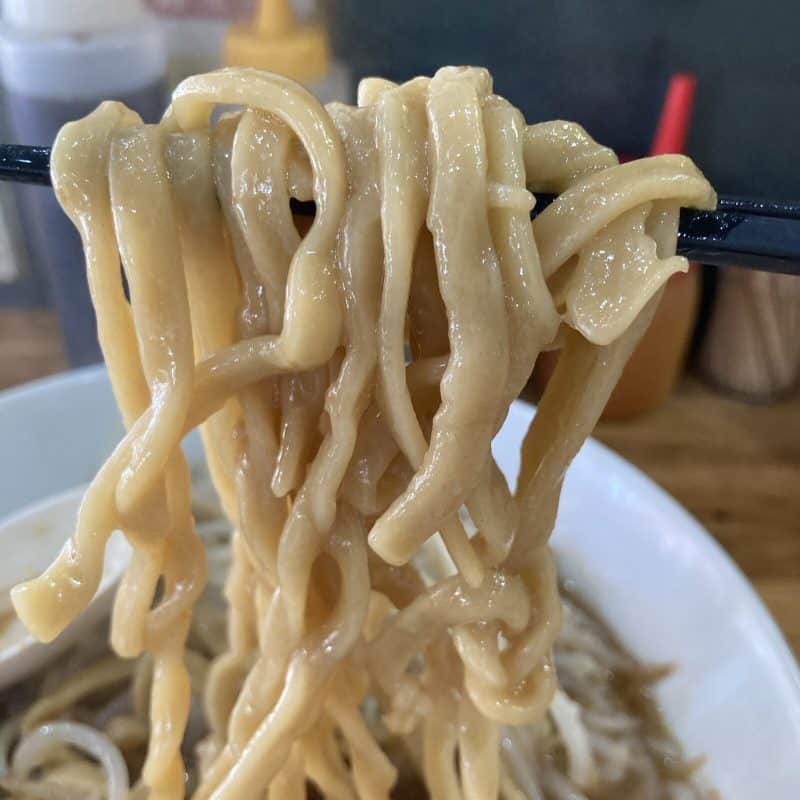豚レンジャーのラーメン ミニの自家製の平打ち太麺のリフト