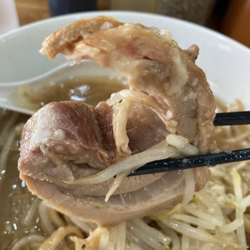 豚レンジャーのラーメン ミニのかじった厚切りチャーシューの断面