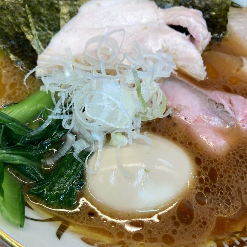 【麺家 たいせい】の味玉と白髪ネギ ほうれん草と小松菜