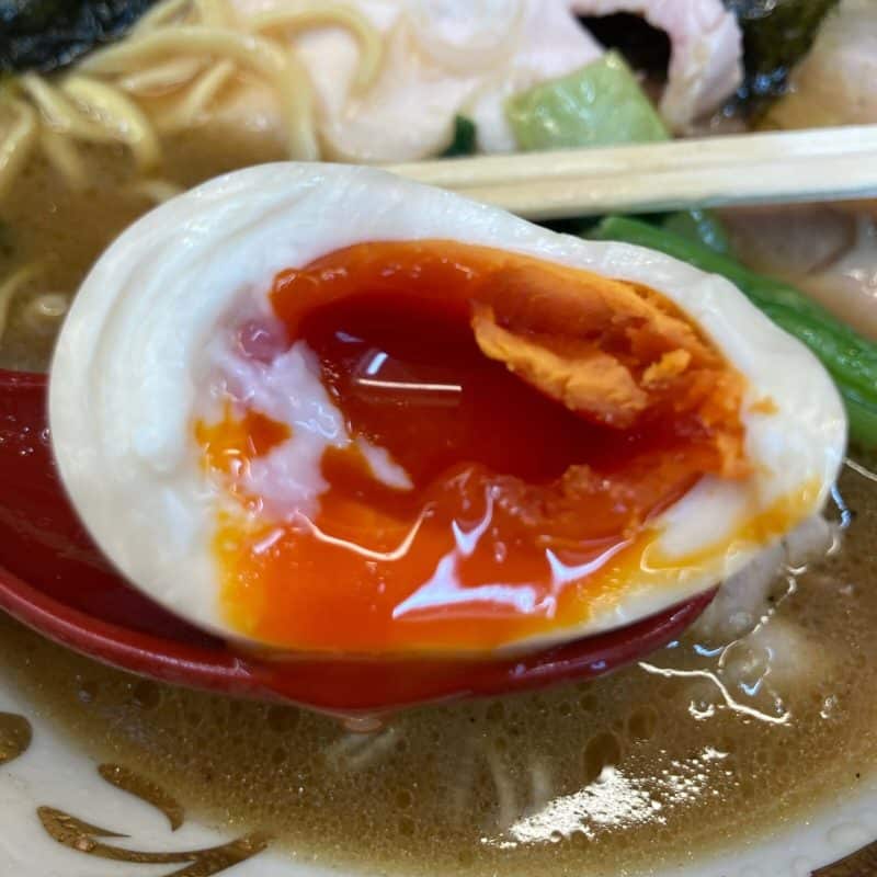 【麺家 たいせい】の味玉の断面 真っ赤なとろとろの黄身