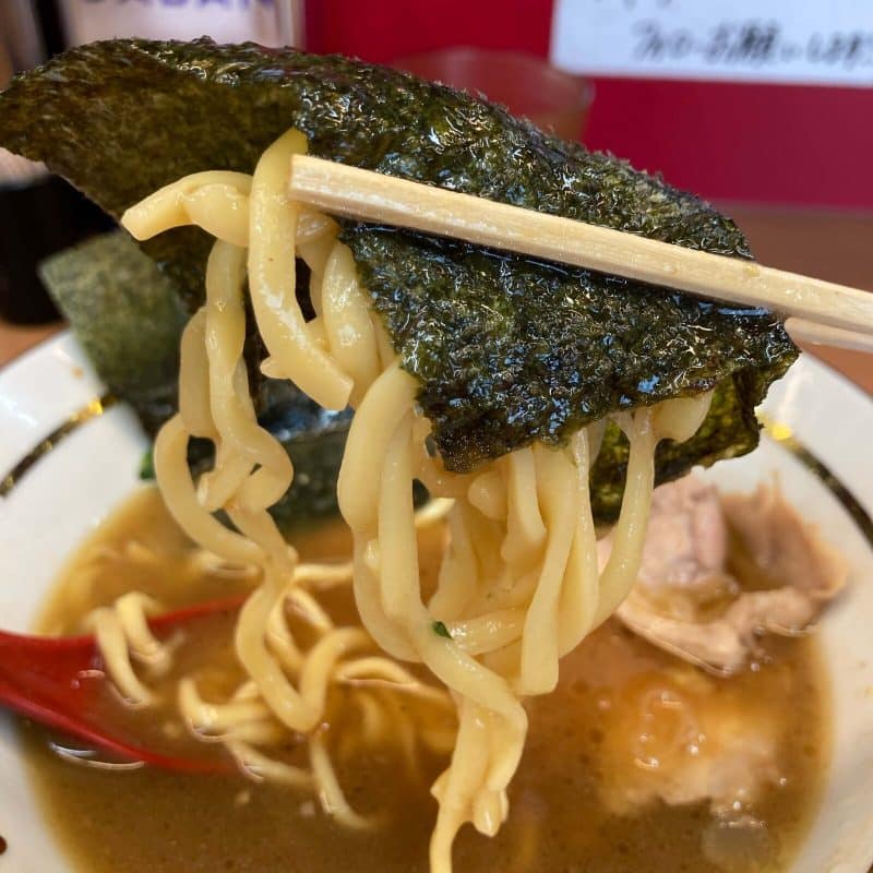 【麺家 たいせい】の海苔で麺を巻いて持ち上げ