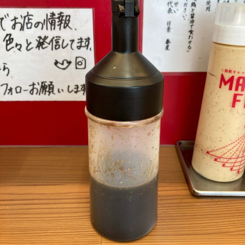 【麺家 たいせい】の卓上に置かれた黒いボトルの調味料