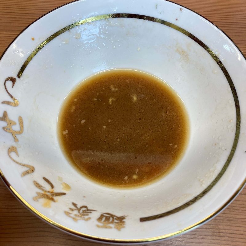 【麺家 たいせい】の丼 スープが少し残った終盤