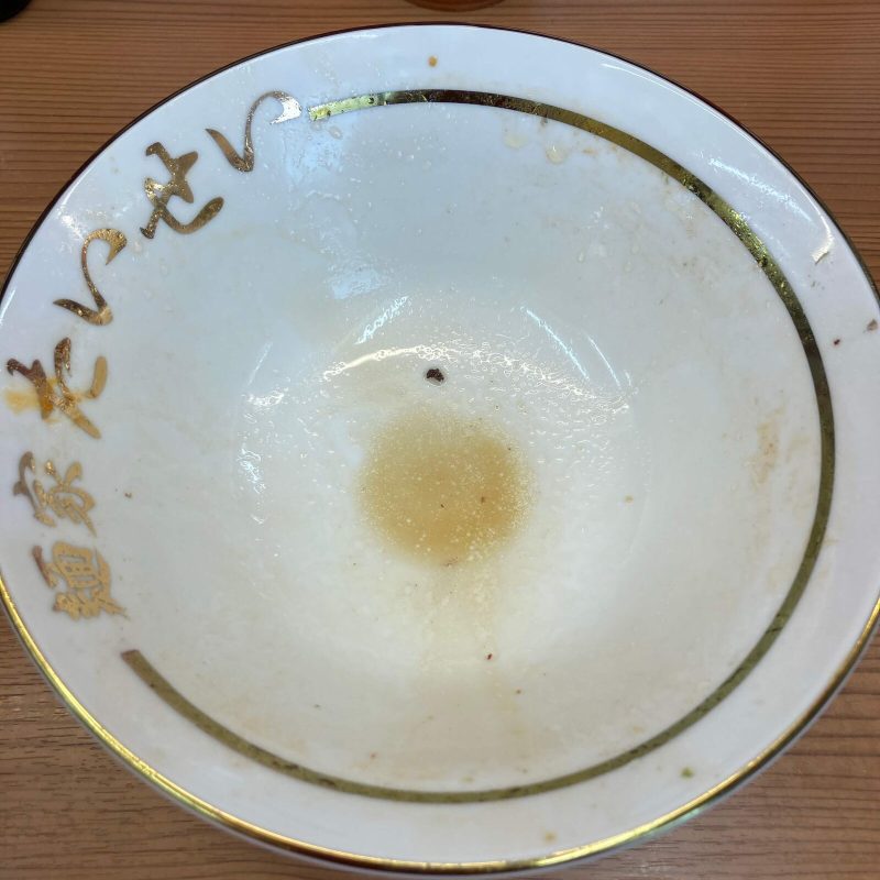 【麺家 たいせい】の完食した丼 金文字の店名入り