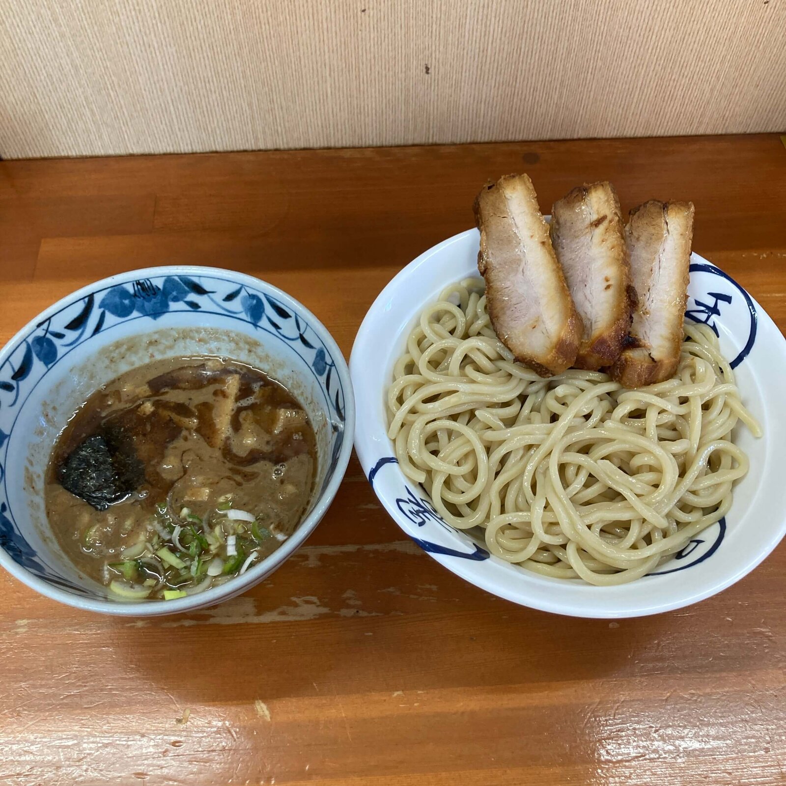 【自家製麺 福は内】のつけ麺 つけ汁と麺の丼が並ぶ