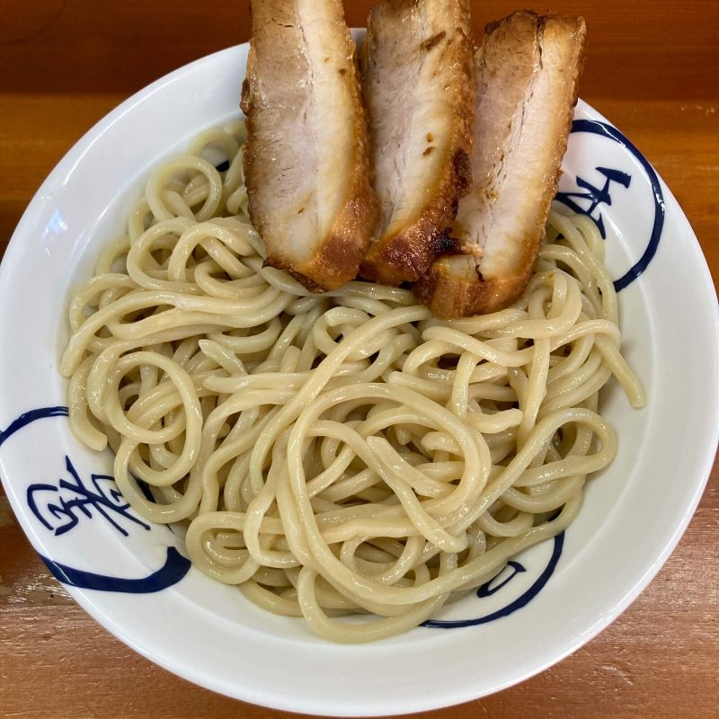 【自家製麺 福は内】のつけ麺 自家製の太麺に半肉のチャーシュー