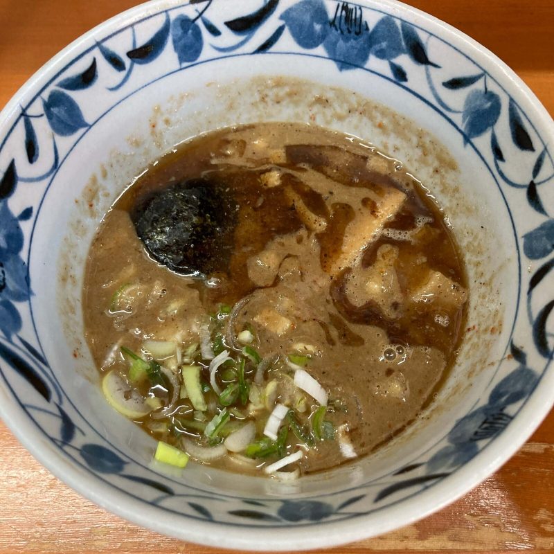 【自家製麺 福は内】のつけ汁 豚骨魚介に海苔と刻みねぎ