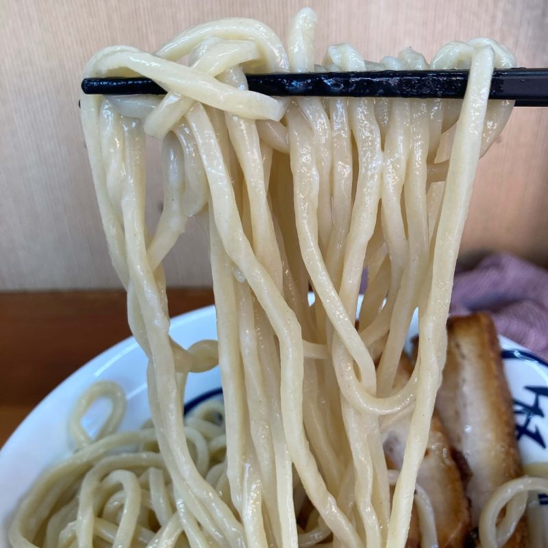【自家製麺 福は内】の自家製麺を箸で持ち上げ