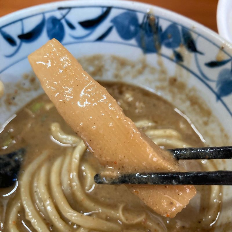 【自家製麺 福は内】のメンマ つけ汁に浸って色づいた一本