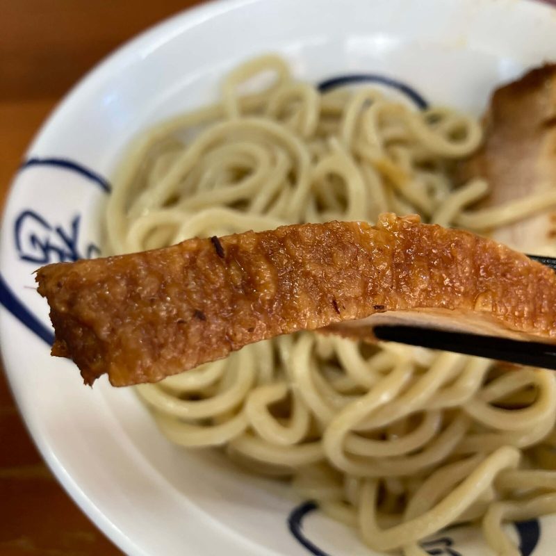 【自家製麺 福は内】の半肉の厚み 端がカリッと焼けた断面