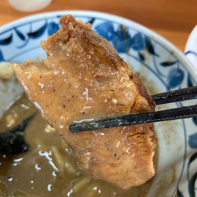 【自家製麺 福は内】のつけ汁に浸したチャーシューのアップ
