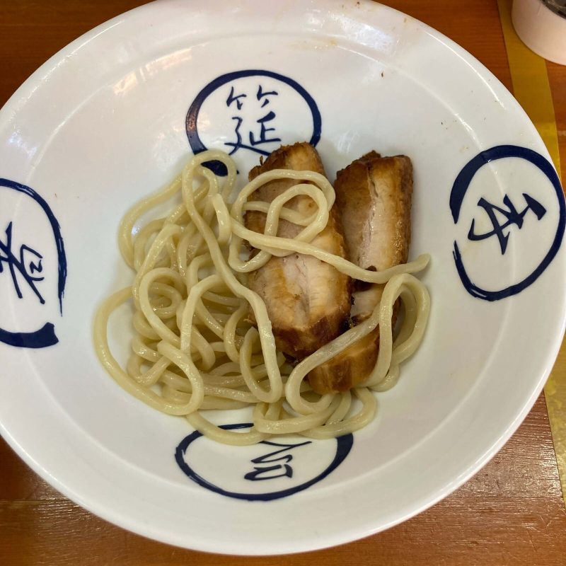 【自家製麺 福は内】の丼 残りわずかな麺とチャーシュー