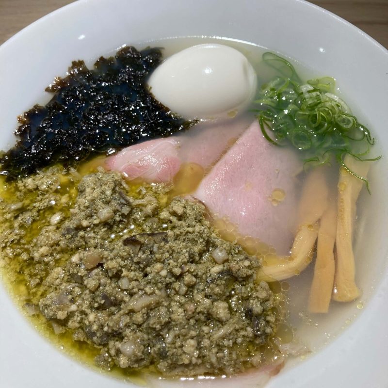 中野坂上【らぁめん 希いろ】の特製牡蠣塩ラーメンを斜めから