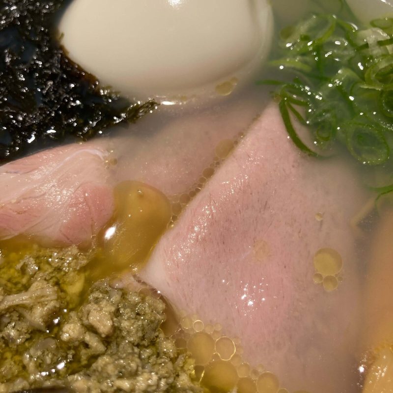 中野坂上【らぁめん 希いろ】の特製牡蠣塩ラーメン ピンク色のチャーシュー