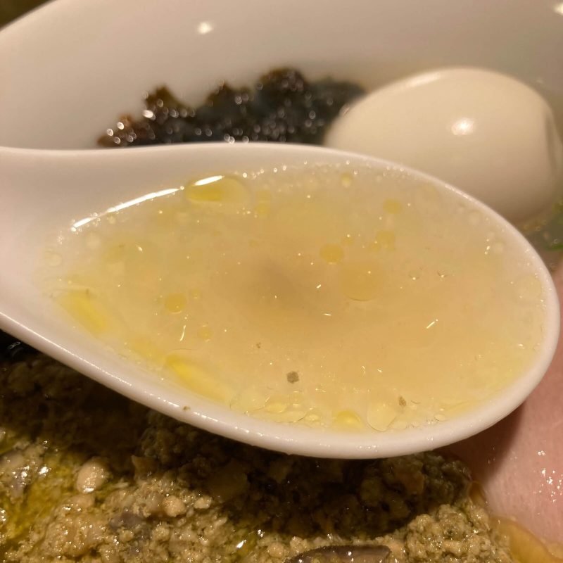 中野坂上【らぁめん 希いろ】の透き通った牡蠣塩スープをレンゲで