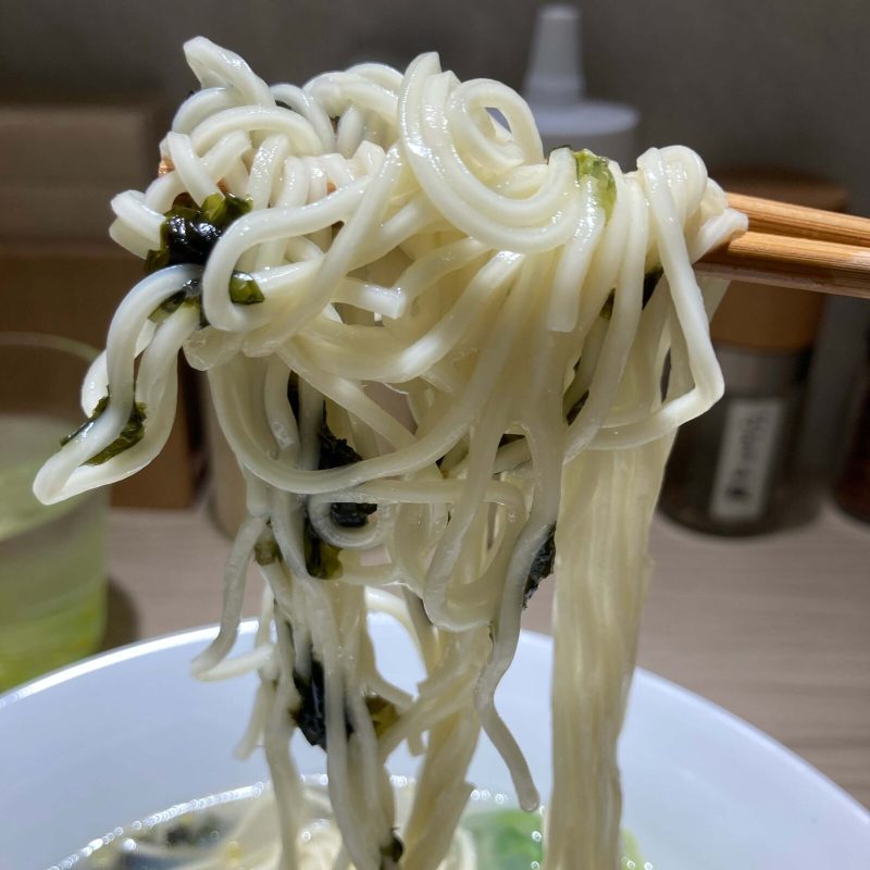 中野坂上【らぁめん 希いろ】の海苔が絡んだ中細麺を持ち上げる