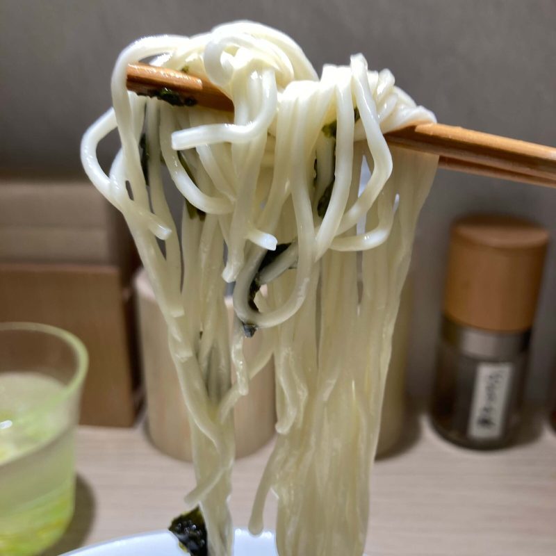 中野坂上【らぁめん 希いろ】の中細ストレート麺を箸で持ち上げる
