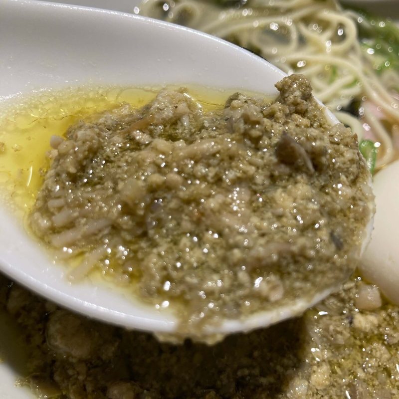 中野坂上【らぁめん 希いろ】のそぼろ状のトッピングをレンゲですくう