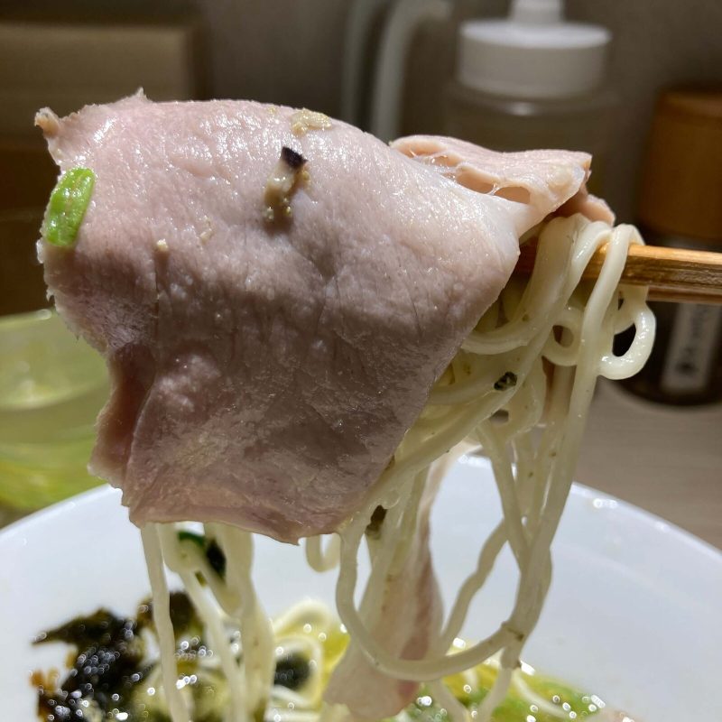 中野坂上【らぁめん 希いろ】のチャーシューと麺を箸で持ち上げる