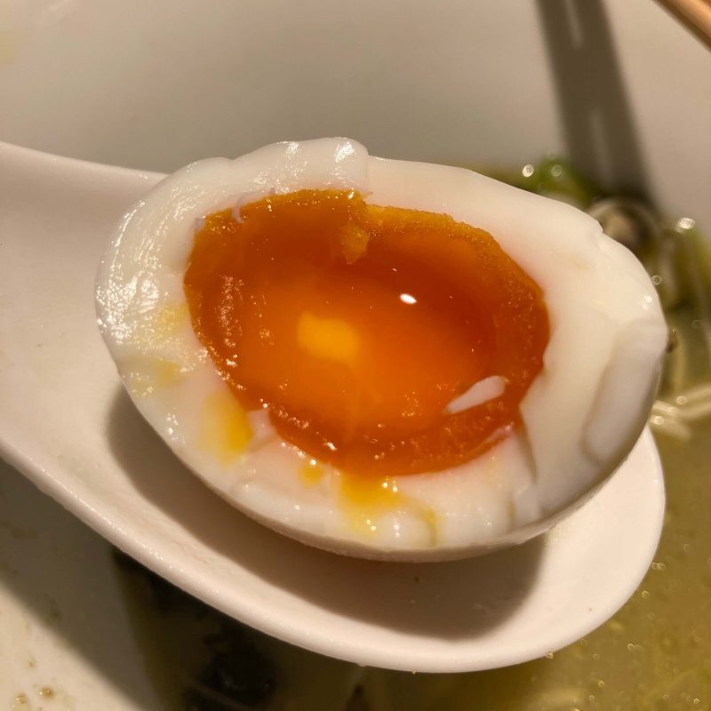 中野坂上【らぁめん 希いろ】の味玉の断面 とろりとした黄身