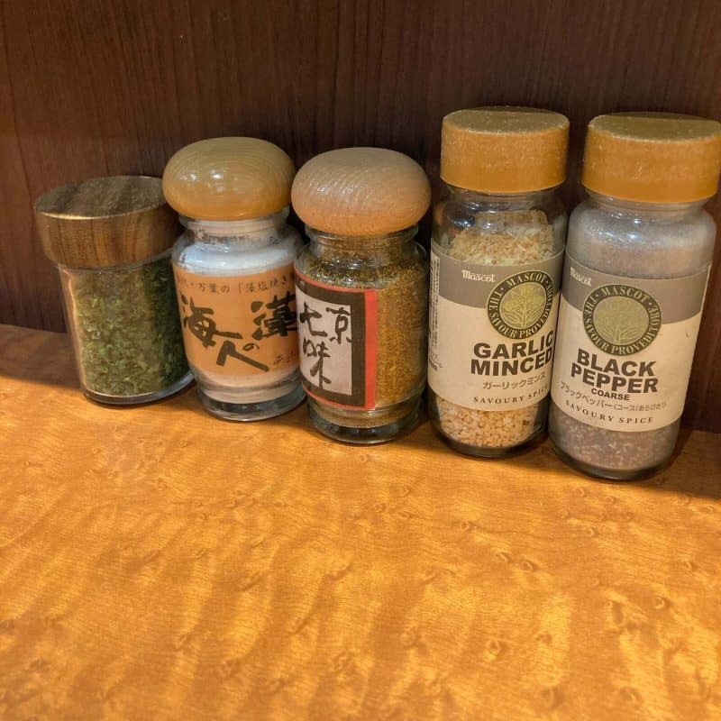 与野【御影麺 鏑矢】の卓上 青海苔・藻塩・七味・ガーリックミンス・ブラックペッパー