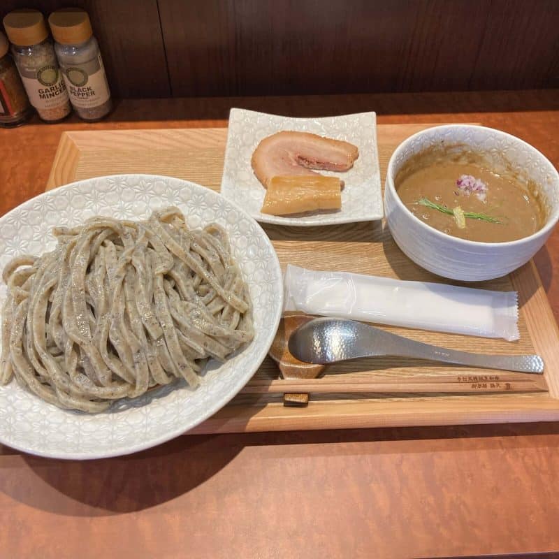 与野【御影麺 鏑矢】の御影つけ麺(中) 麺とつけ汁と別皿のチャーシュー・メンマ