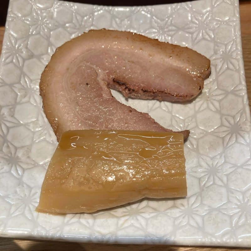 与野【御影麺 鏑矢】の別皿の豚バラチャーシューとメンマ