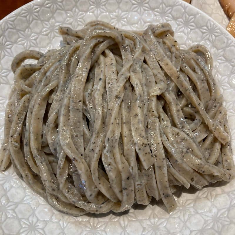 与野【御影麺 鏑矢】の黒い粒が混じる極太の自家製麺