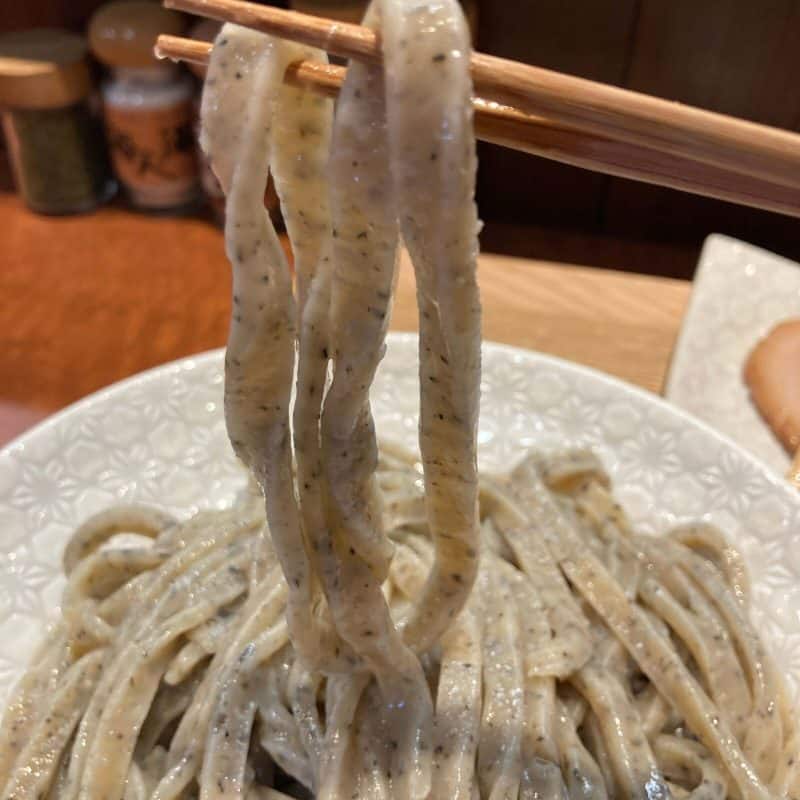 与野【御影麺 鏑矢】のうねる平打ちの極太麺