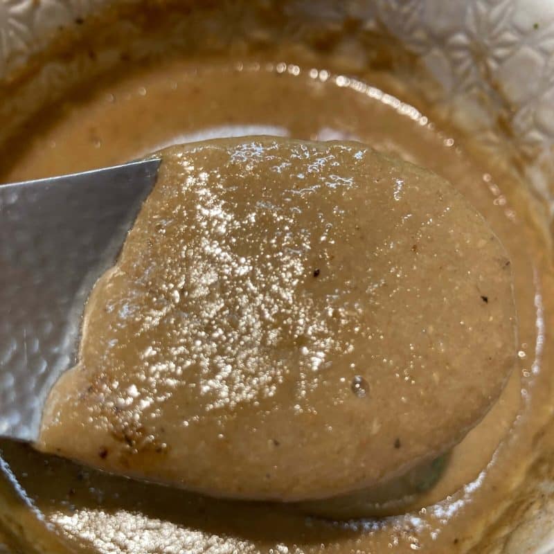与野【御影麺 鏑矢】のとろみの強いつけ汁をレンゲですくう