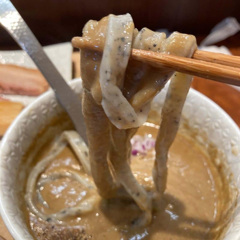 与野【御影麺 鏑矢】のつけ汁をまとった極太麺