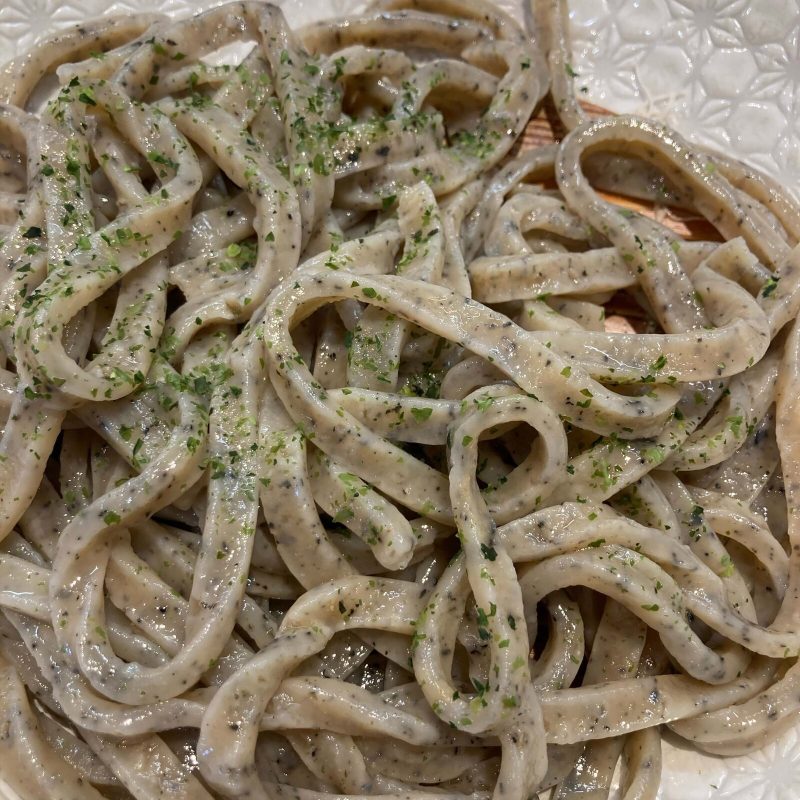 与野【御影麺 鏑矢】の藻塩と青海苔をかけた極太麺