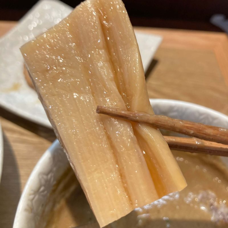 与野【御影麺 鏑矢】の切らずに丸ごとの大きなメンマ