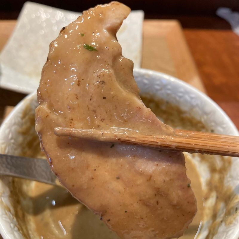 与野【御影麺 鏑矢】のつけ汁に浸した豚バラチャーシュー