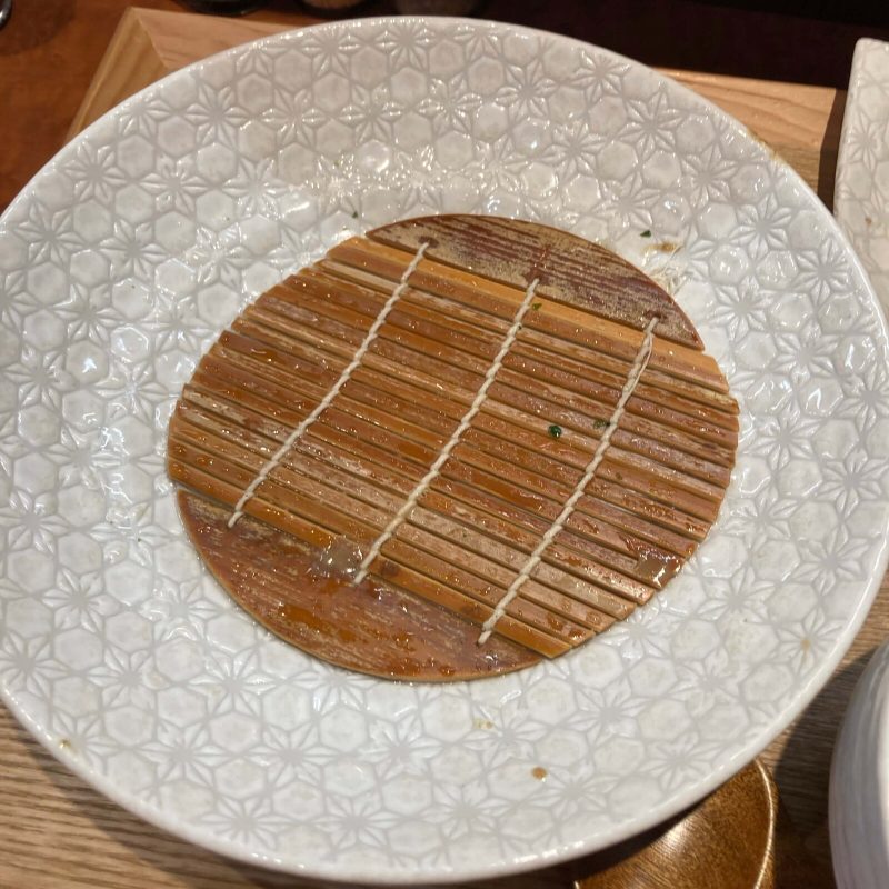 与野【御影麺 鏑矢】の麺を食べ終えた皿 竹のすのこ
