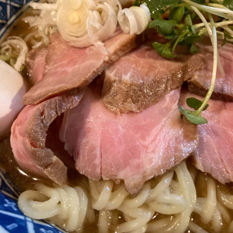 東十条【燦燦斗】のらーめんに重なるレアチャーシュー