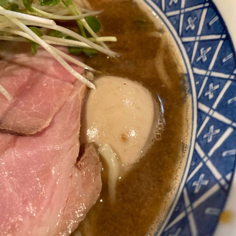 東十条【燦燦斗】のらーめんの味玉とスープ
