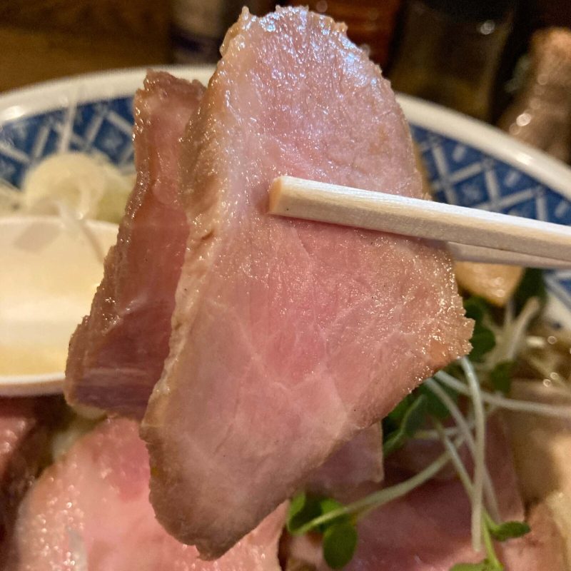 東十条【燦燦斗】の低温調理のチャーシューを箸で持ち上げる