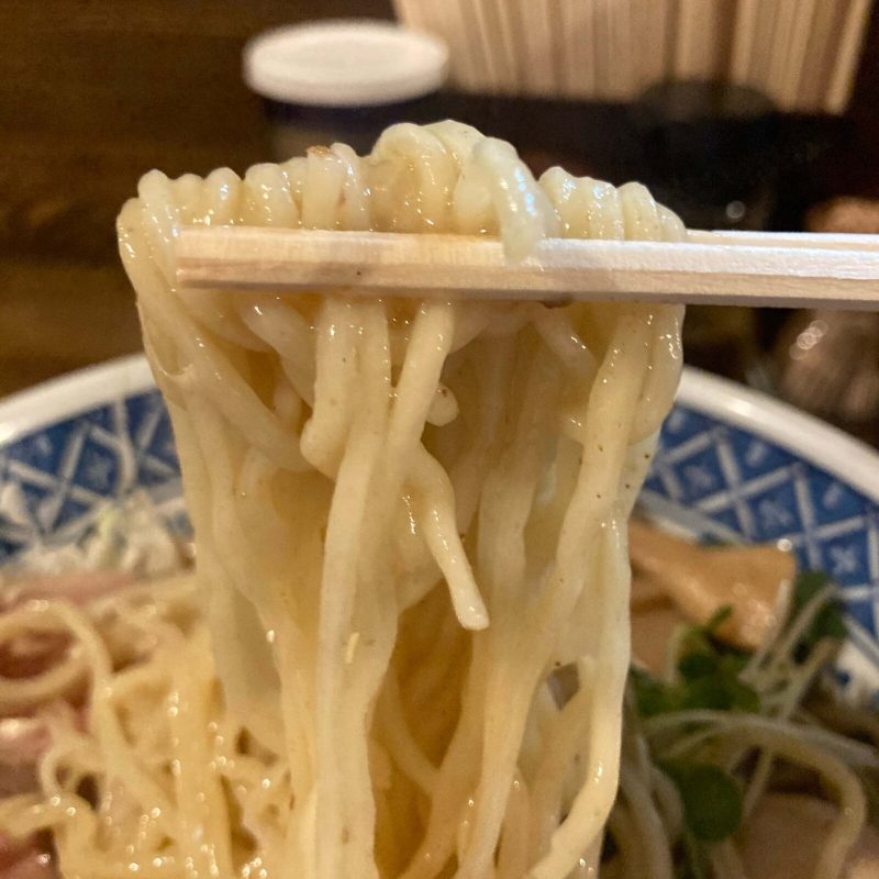 東十条【燦燦斗】の自家製 中細ストレート麺の麺リフト