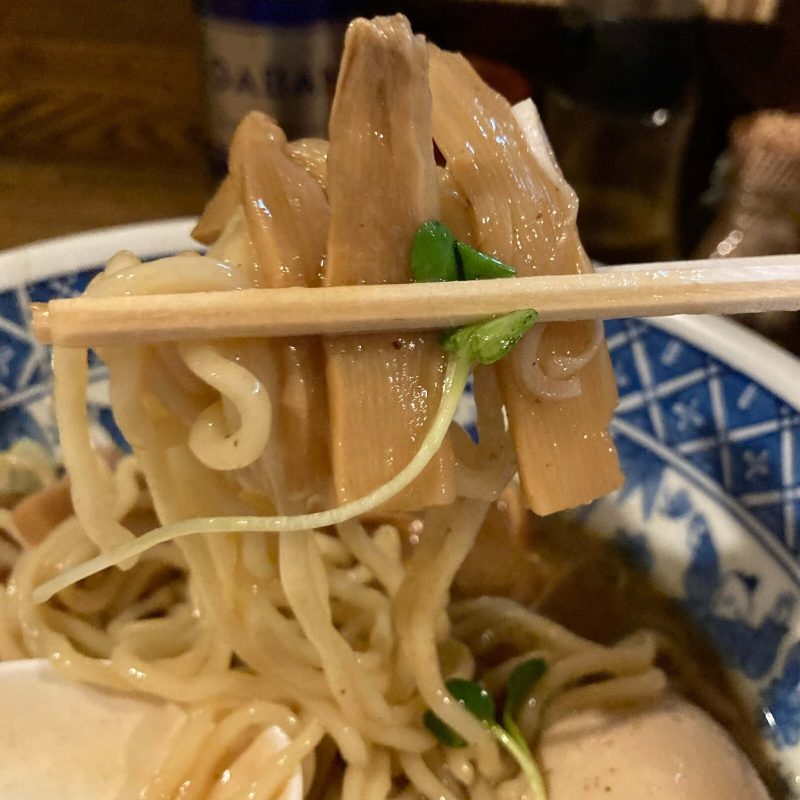 東十条【燦燦斗】のメンマを箸で持ち上げる
