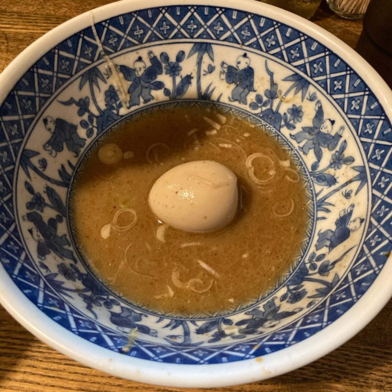 東十条【燦燦斗】の食べ終わりの丼に残った味玉