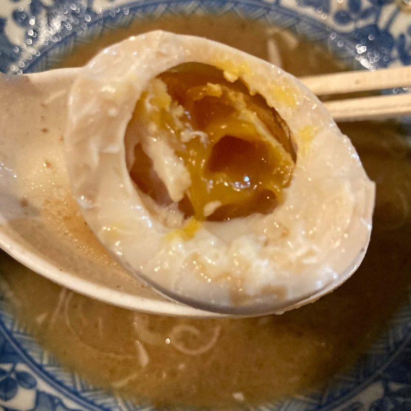東十条【燦燦斗】の味玉を割った断面 とろりとした黄身
