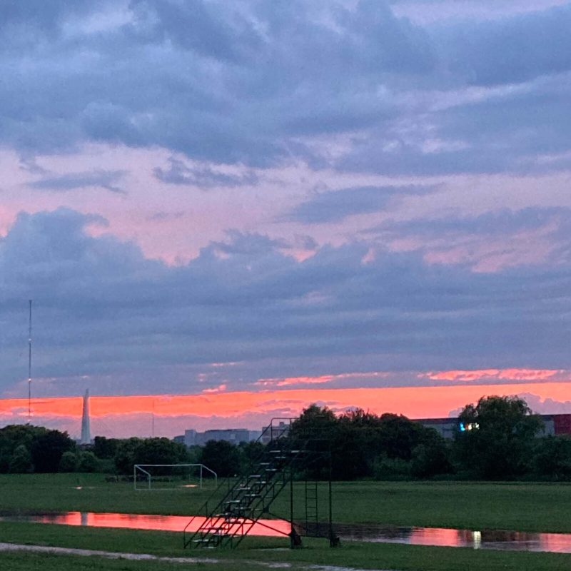 東十条【燦燦斗】の帰り道 雨上がりの夕焼けと水たまりのグラウンド